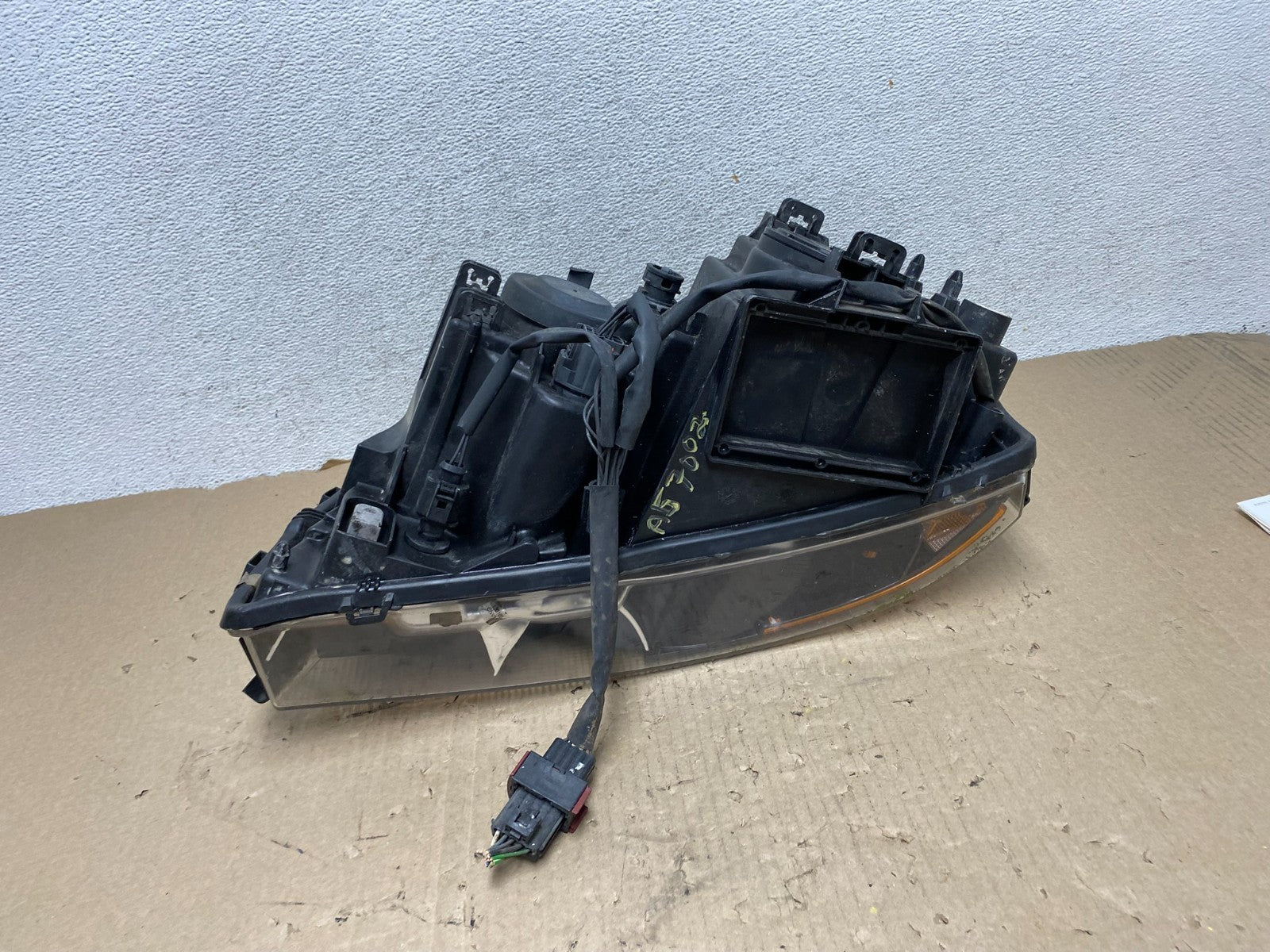 2003 to 2013 Volvo XC90 Right Passenger Rh Side Headlight Halogen AG7002 DW7