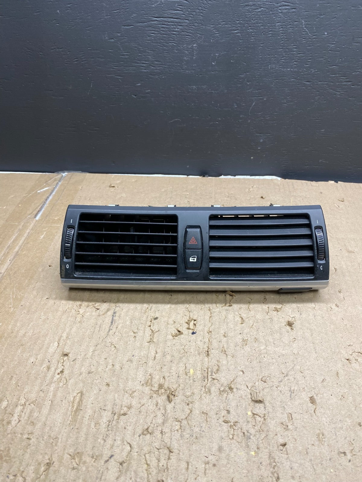 2007 to 2013 BMW X5 X6 Center Console Dash Air Vent OEM AB5688 DG0