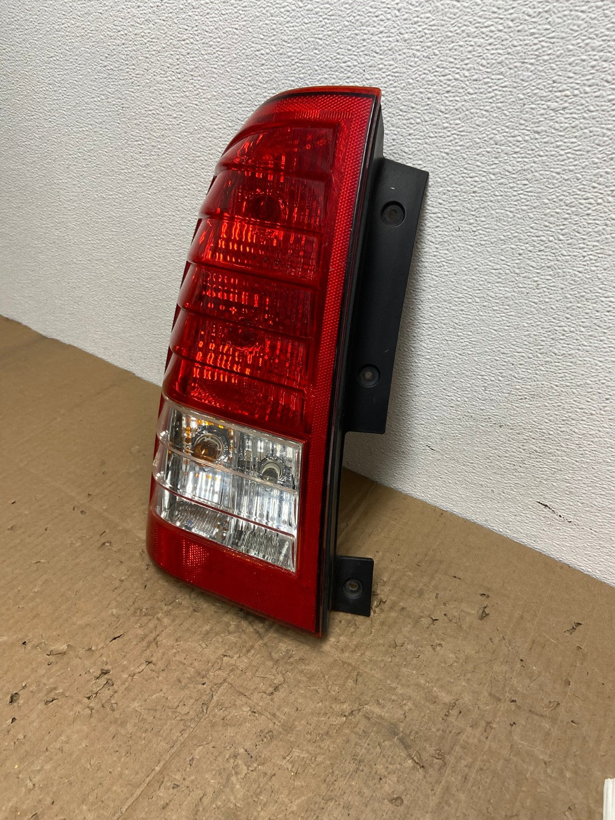 2007 to 2010 Hyundai Entourage Left Driver LH Side Tail Light Oem AC0330 LK1