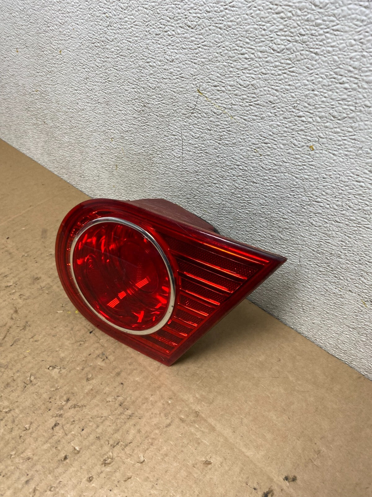 2004 2005 2006 Kia Amanti Right Passenger Side Tail Light Inner OEM L8735 DW1