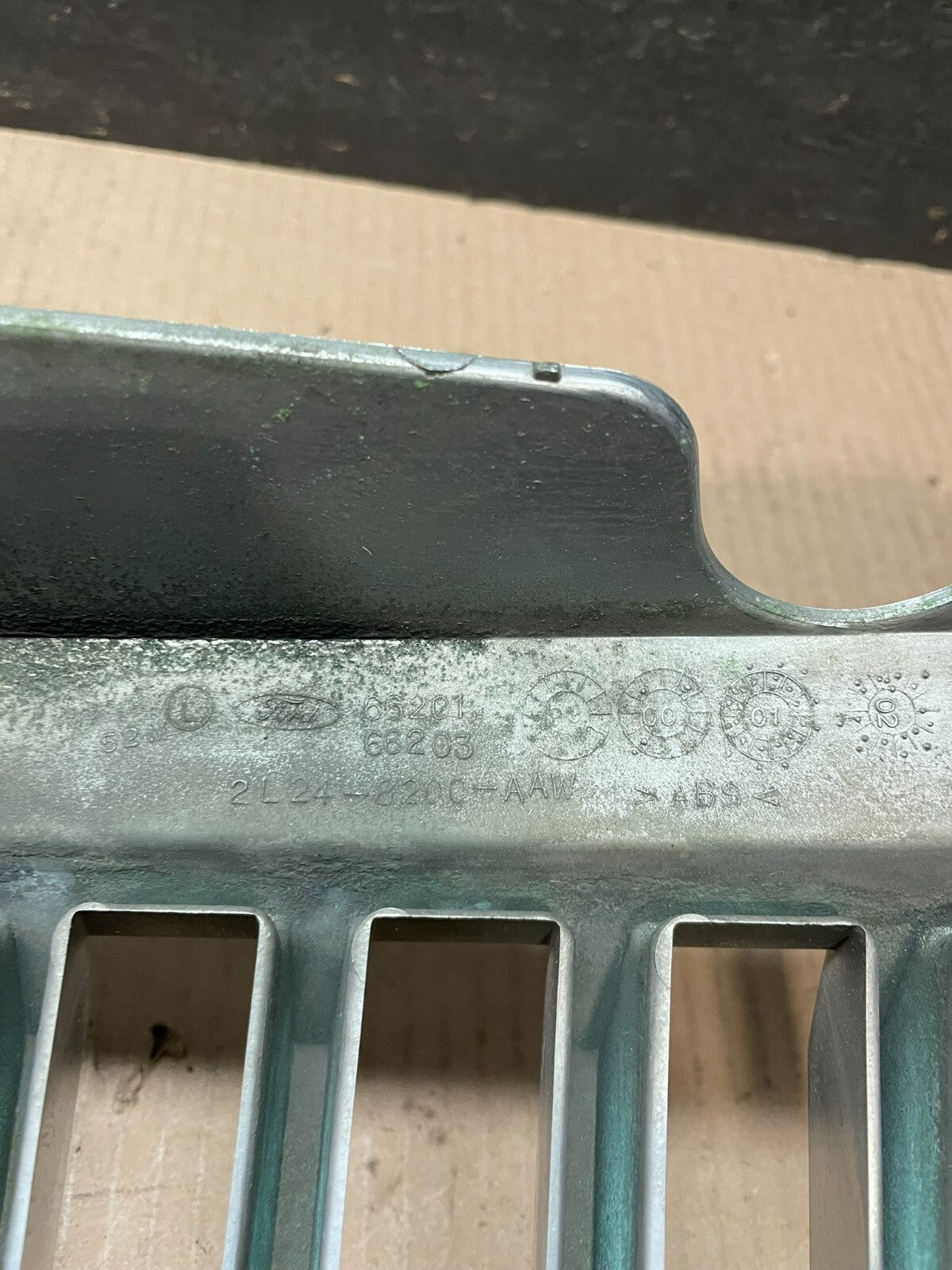 2002 to 2005 Mercury Mountaineer Front Upper Grill Grille Oem j3443 DG10