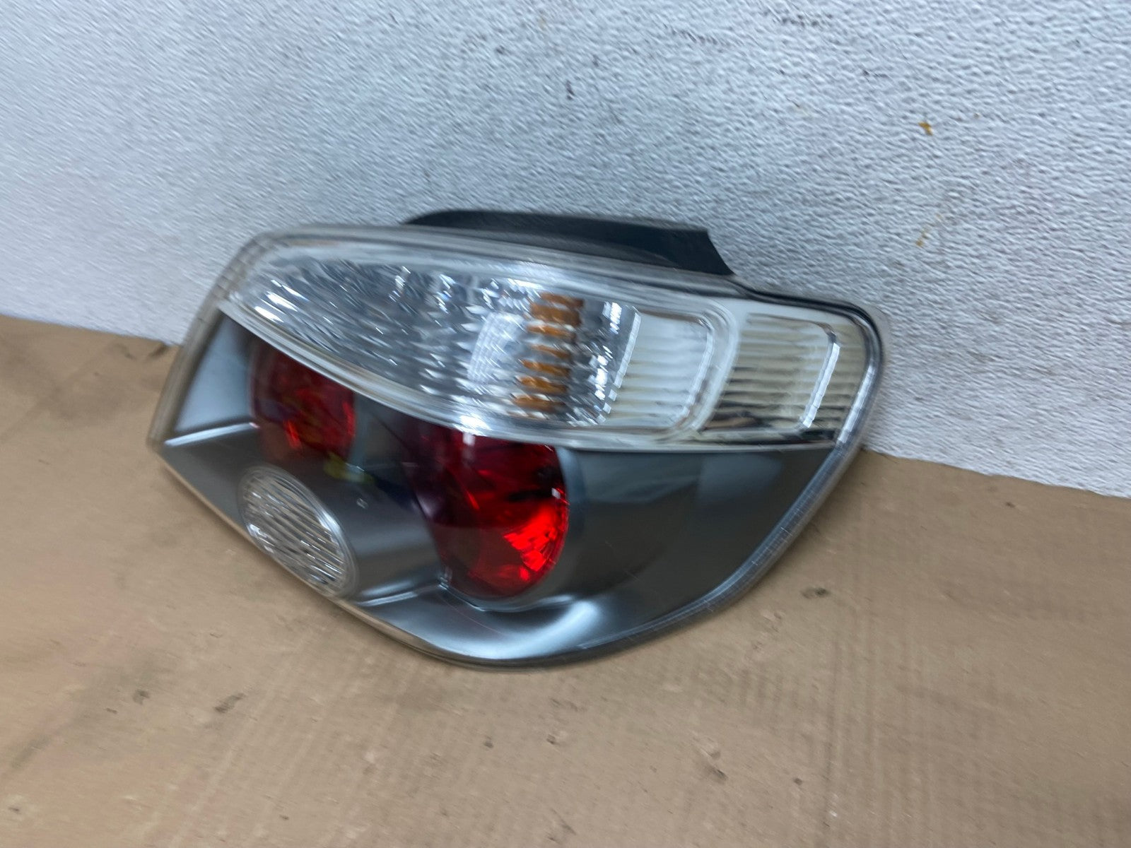 2005 to 2006 Mitsubishi Outlander Right Passenger Side Tail Light AE9115 LK1