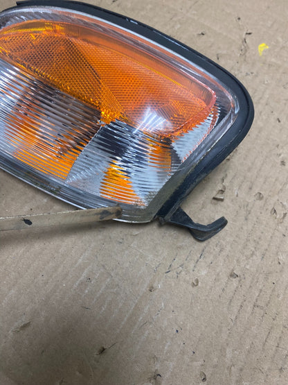 2000-2001 Nissan Xterra Right Passenger Turn Signal Headlight Light T5695 DW3