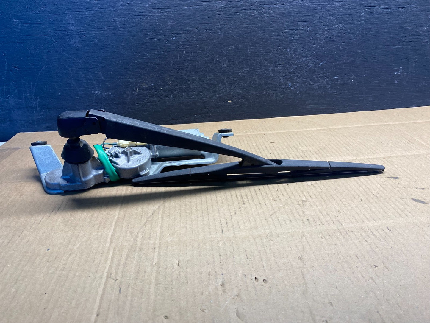 2005 to 2009 Subaru Legacy Outback Rear Windshield Wiper Motor AD50243