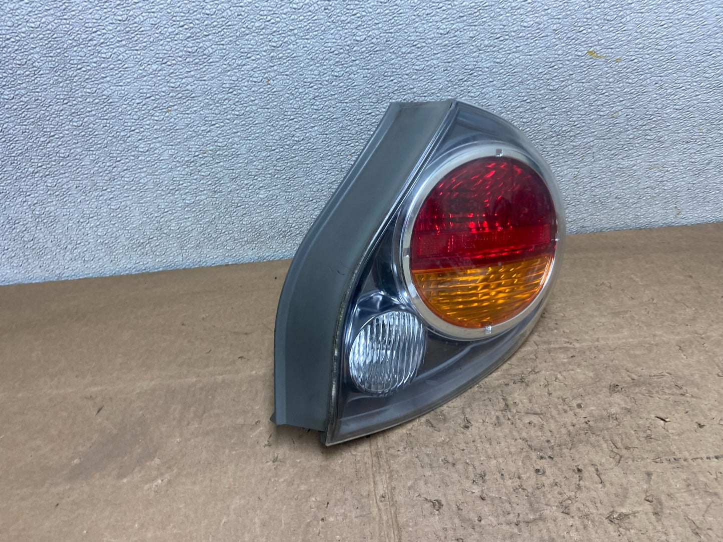 2002 2003 Nissan Maxima Right Passenger RH Side Tail Light Y6836 DW2