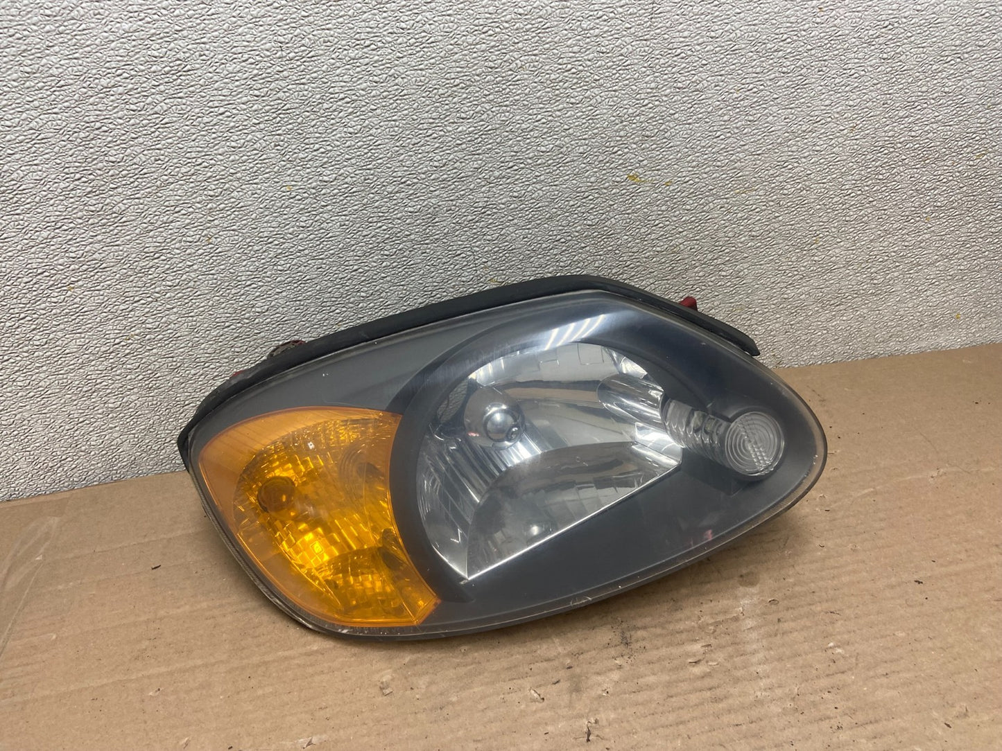 2003 to 2006 Hyundai Accent  Right Passenger  Halogen Headlight AA8748 DG0