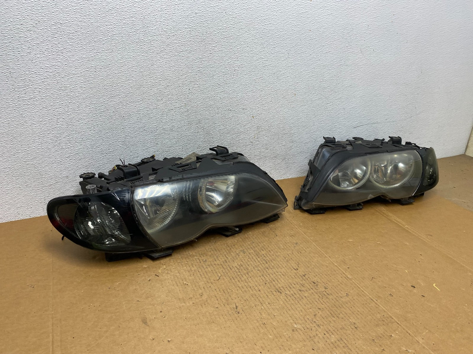 2002 to 2005 BMW 3 E46 Sedan Left+Right Set Halogen Headlights AE0597 DW2
