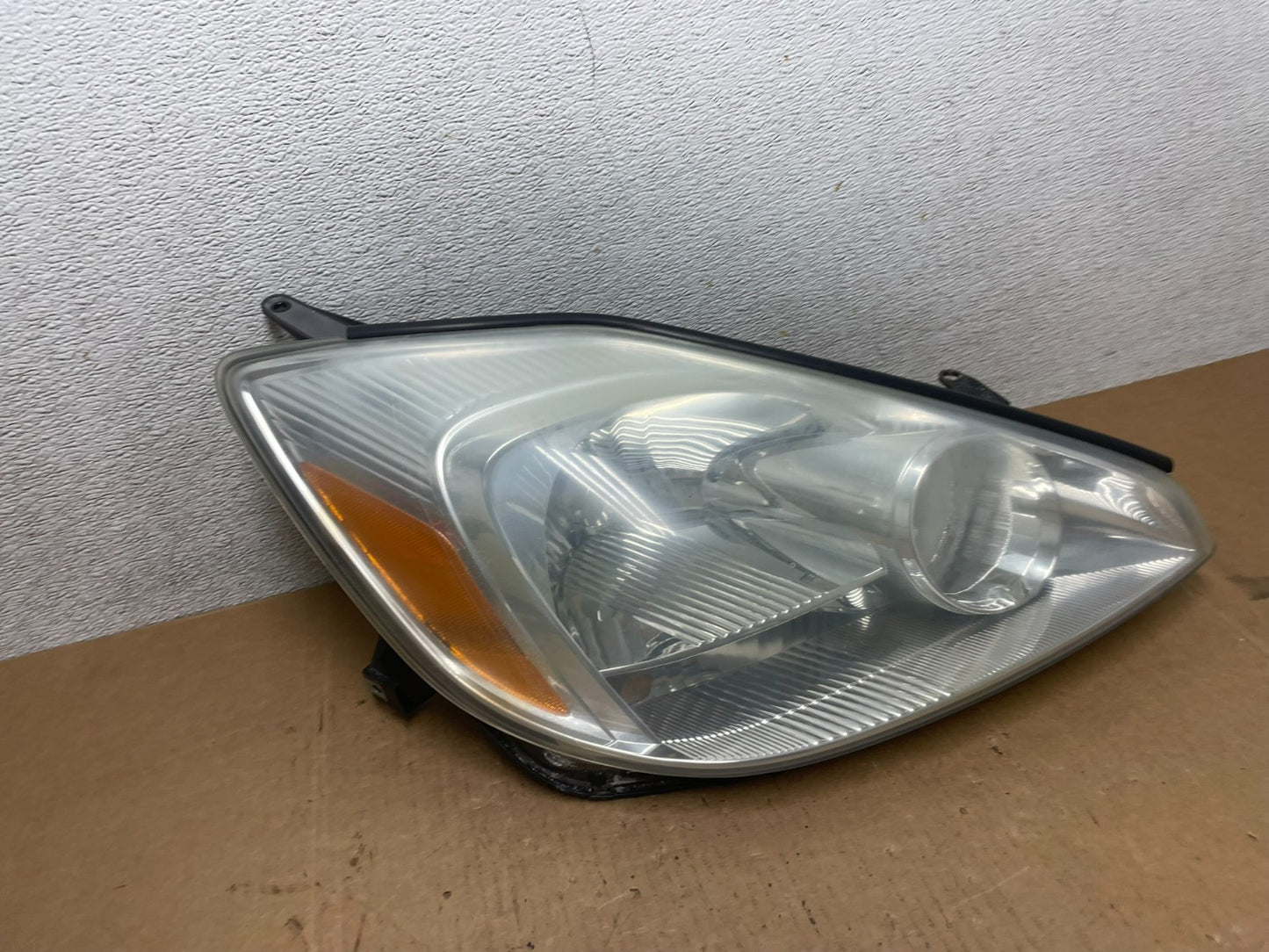 2004-2005 Toyota Sienna Driver Right Passenger Halogen Headlight OEM Q6742 DW2