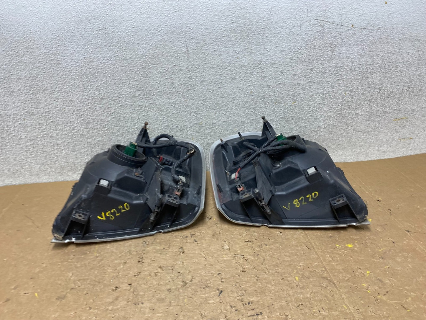 2004 - 2005 Dodge Durango Left+Right Side Headlights V8220 DW13