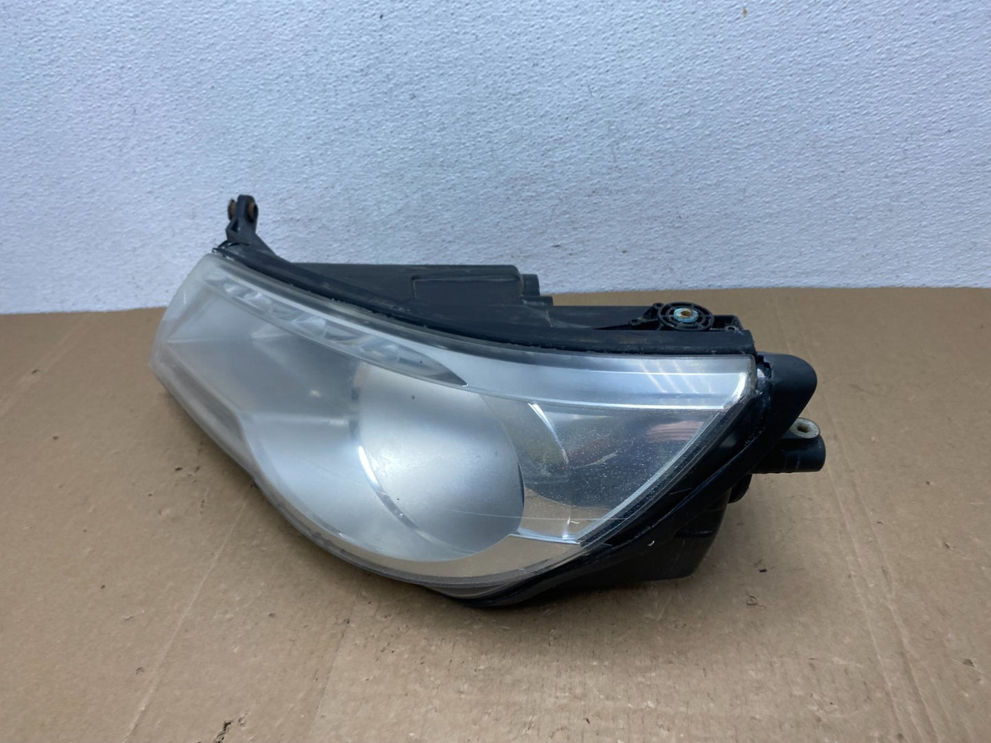 2009 to 2011 Volkswagen Tiguan Left Driver LH Halogen Headlight AC5788 DW1