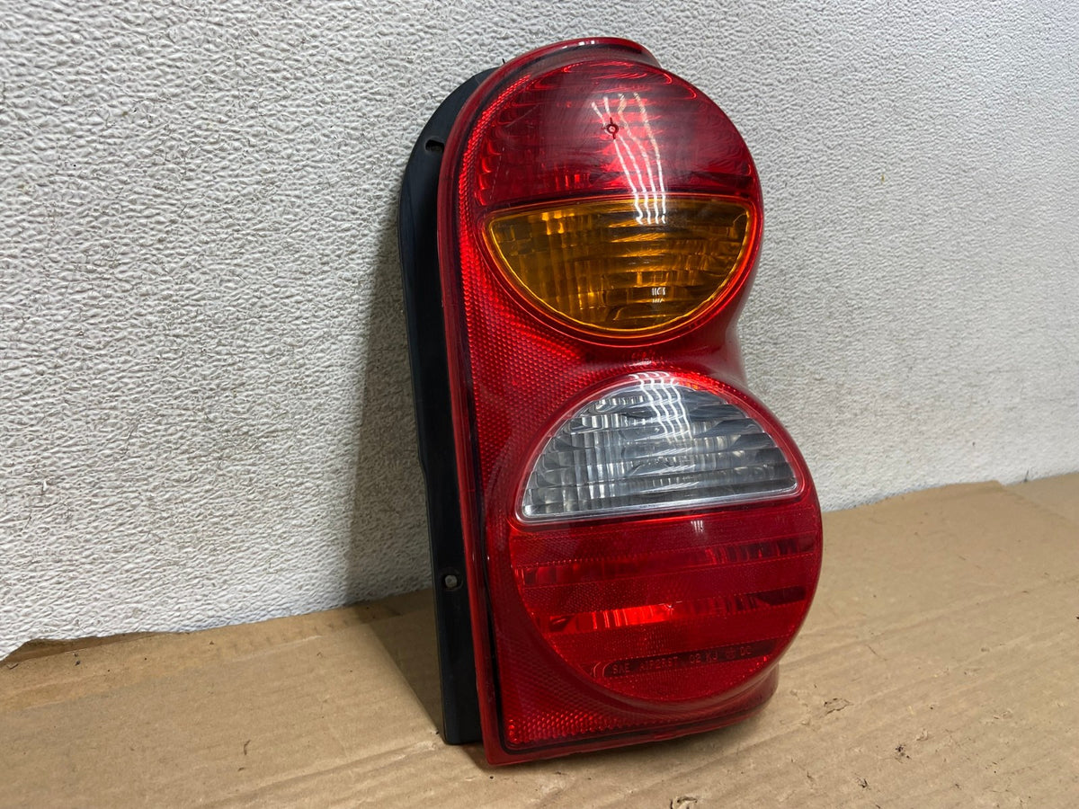 2002 2003 2004 Jeep Liberty Right Passenger Rh Side Tail Light AG8333 LK1