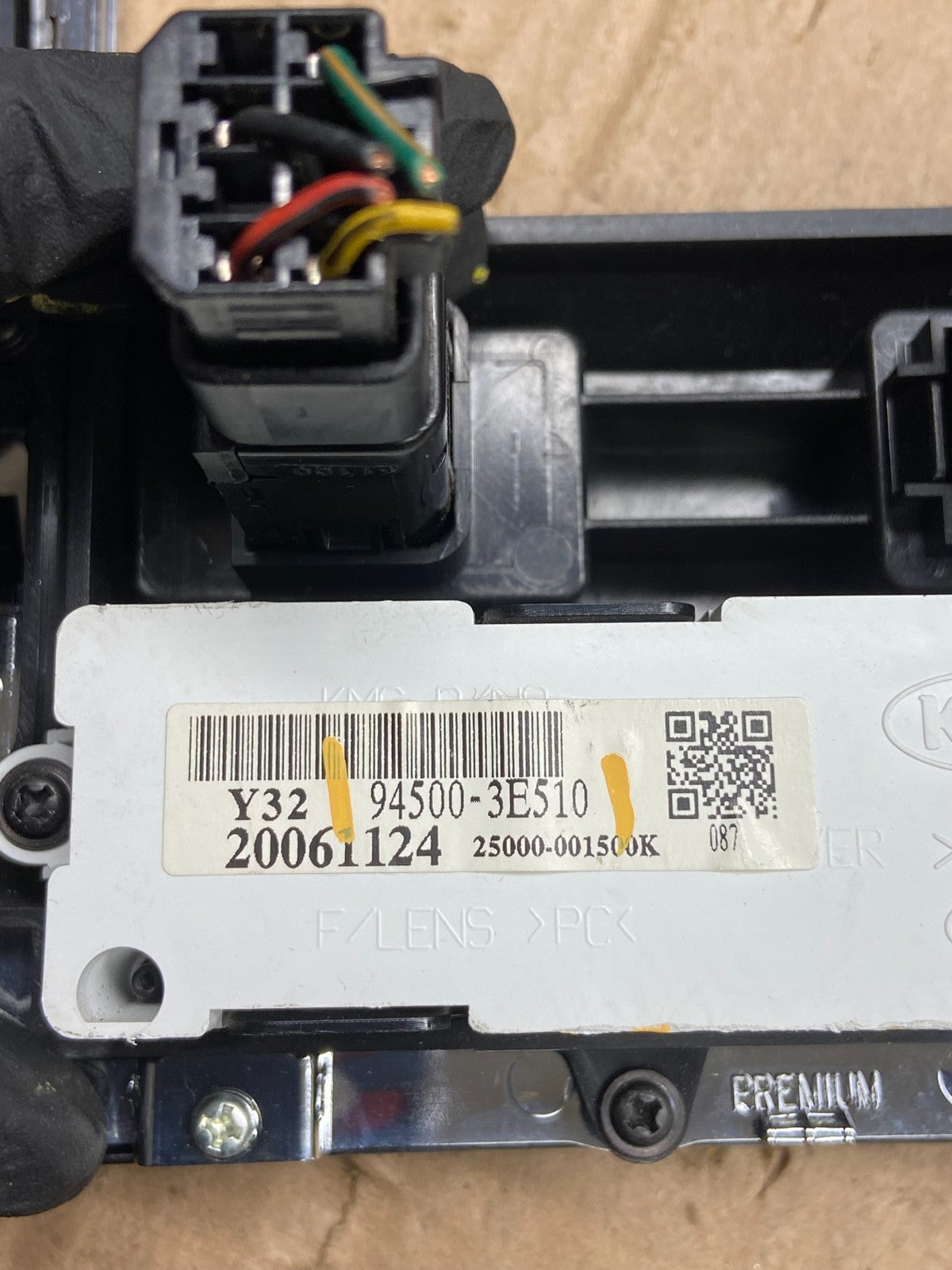 2007 to 2008 Kia Sorento Center Radio Climate Control Clock Trim AA4834 DG5