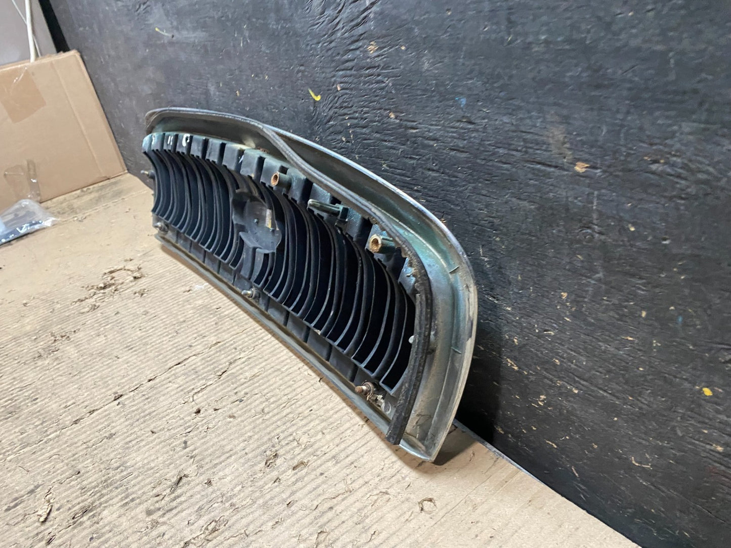 2001 to 2005 Hyundai Sonata Front Upper Grille Grill Bumper V4329 OEM GD9