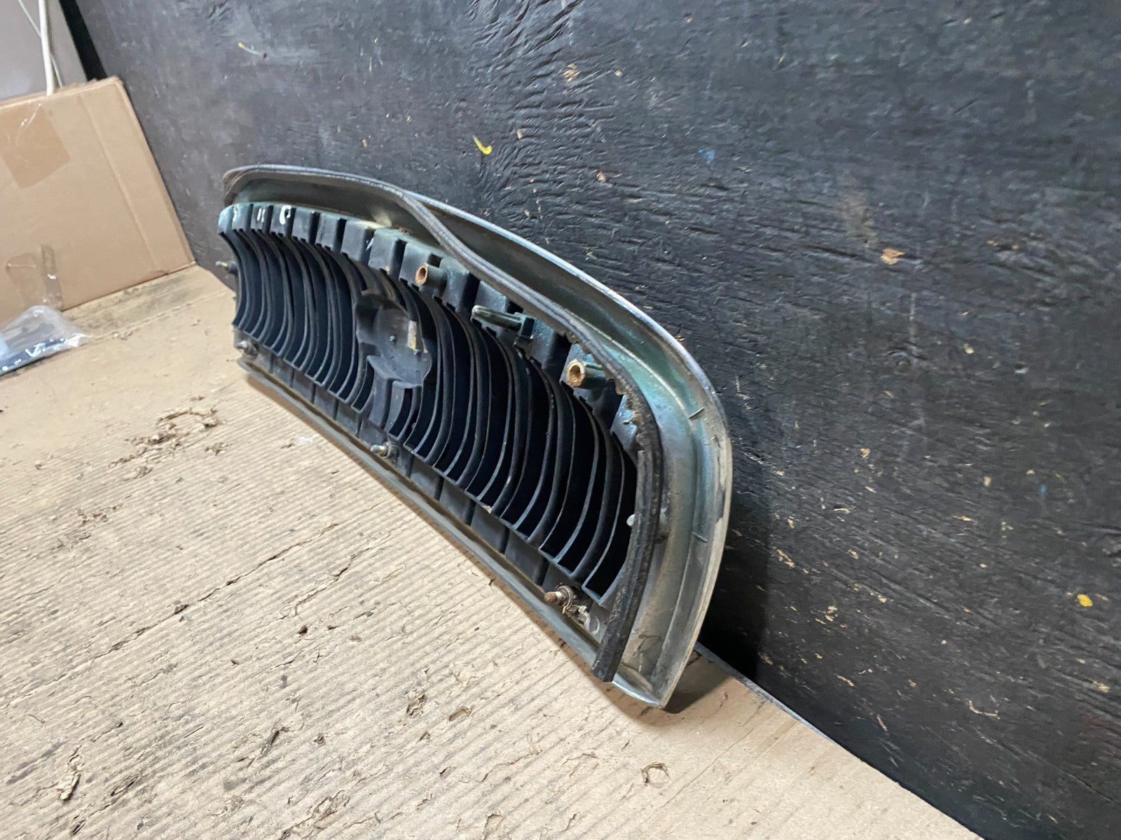 2001 to 2005 Hyundai Sonata Front Upper Grille Grill Bumper V4329 OEM GD9