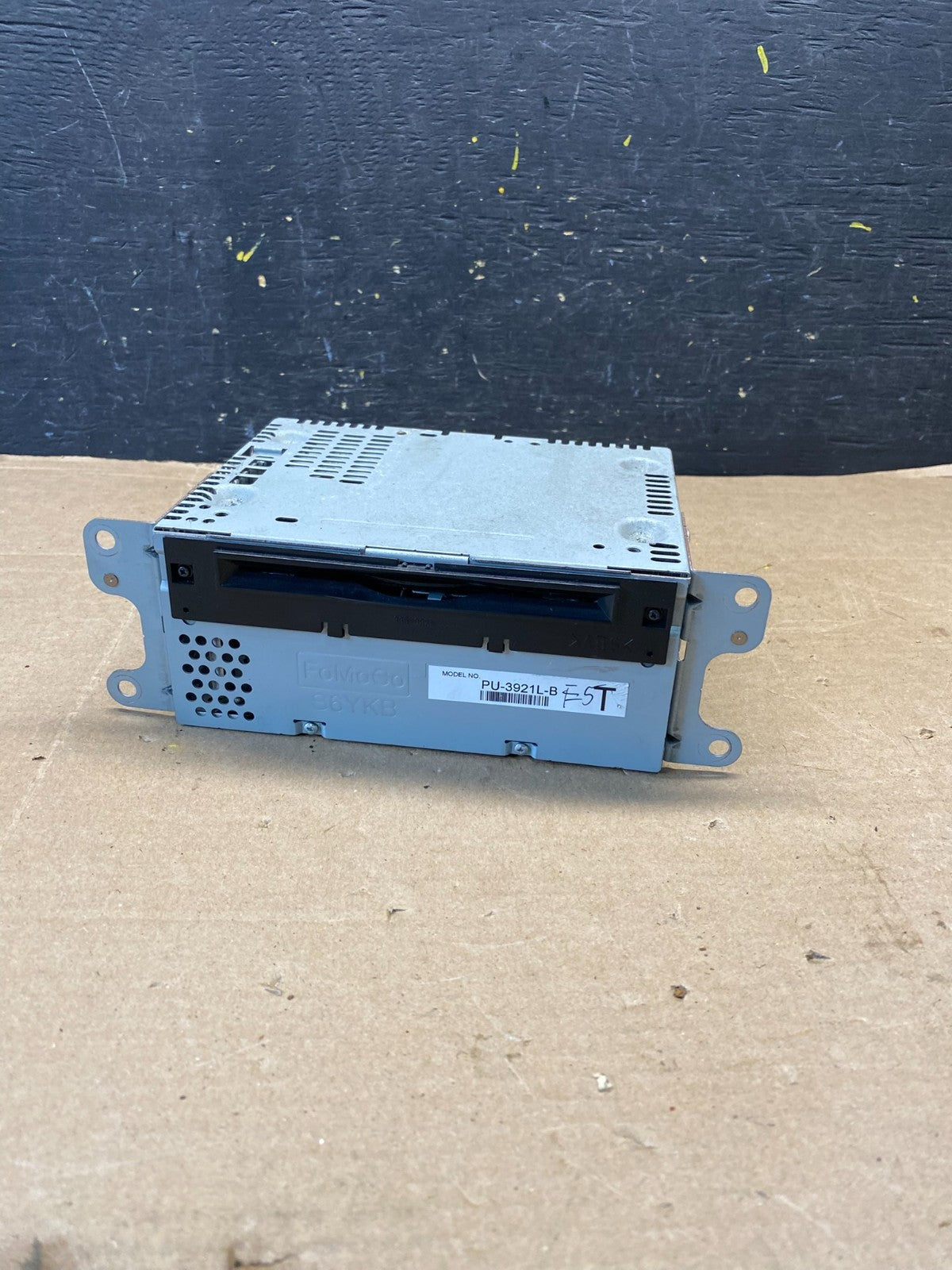 2016 to 2017 Ford Explorer Audio Equipment Radio Receiver AM FM CD r2508 DG0