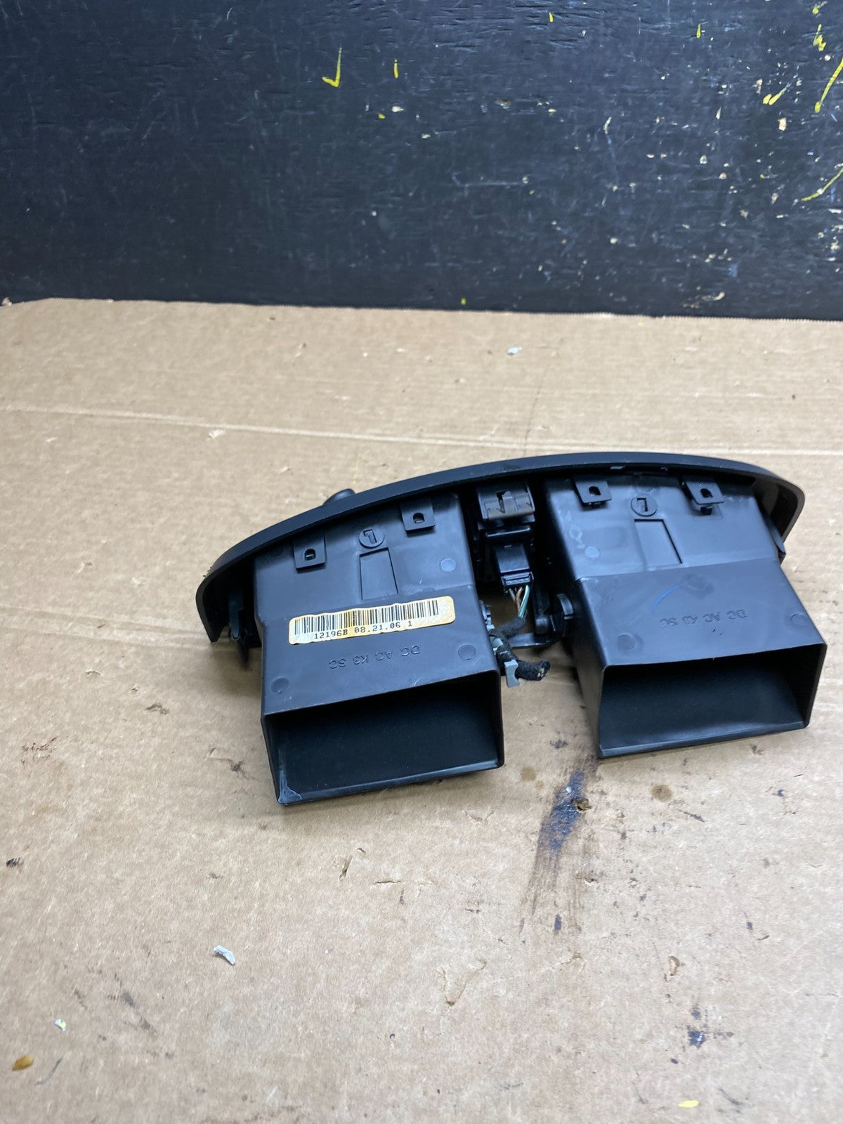 2004 to 2009 Cadillac SRX Front Center Dash A/C Air Vent w6610 DG3