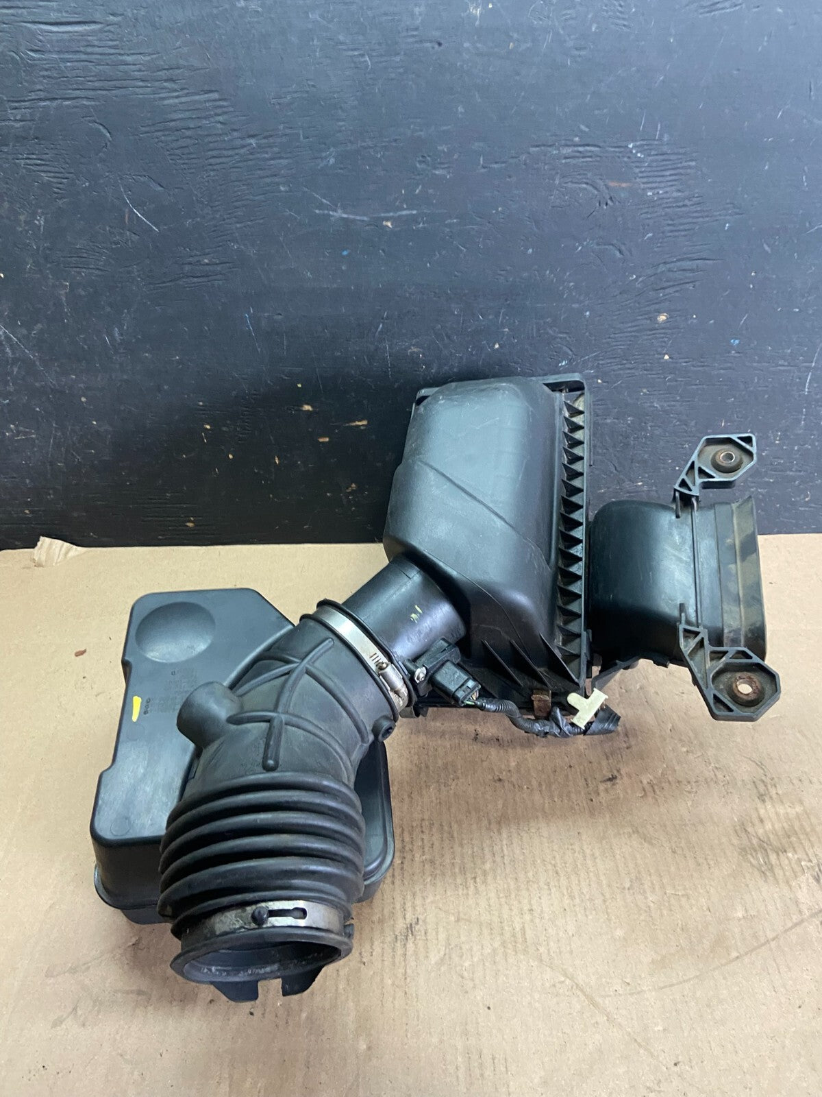 2007 to 2010 Lincoln MKX 3.7L Air Cleaner Box Resonator OEM O0857 DG0