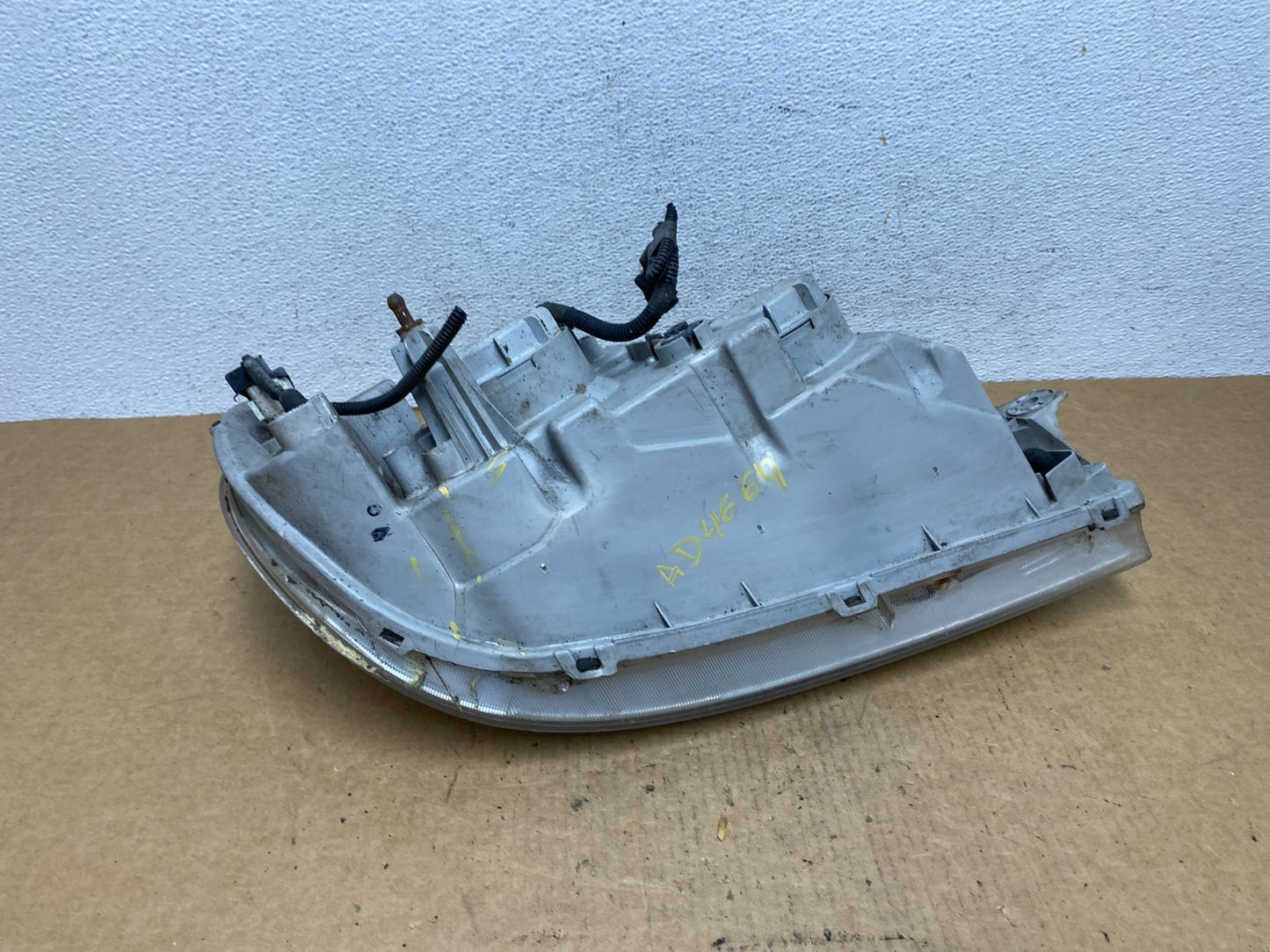 2002 to 2005 Kia Sedona Left Driver LH Side Headlight AD4669 DW6