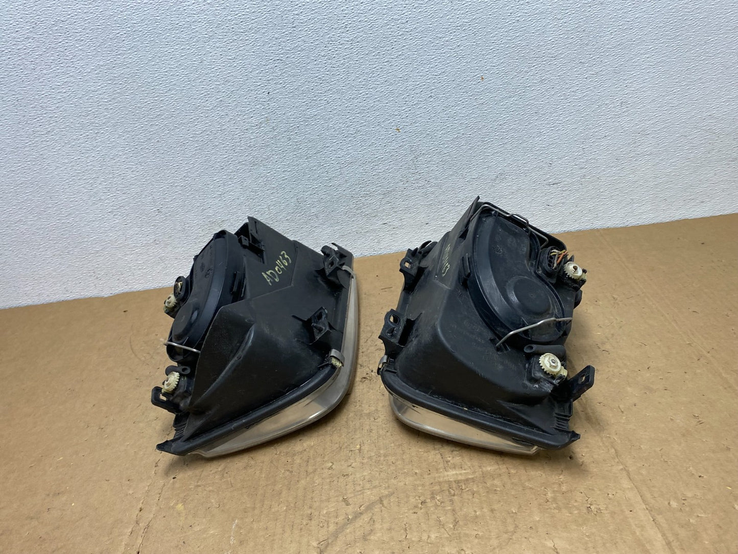 2002 to 2004 Volkswagen Jetta Left+Right Headlights AD0463 DW10