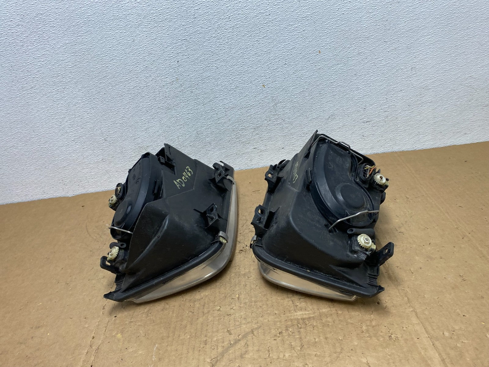 2002 to 2004 Volkswagen Jetta Left+Right Headlights AD0463 DW10