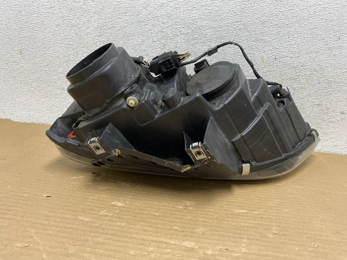 2004 to 2006 Chrysler Pacifica Headlight Right Passenger Halogen AG9323 DW7