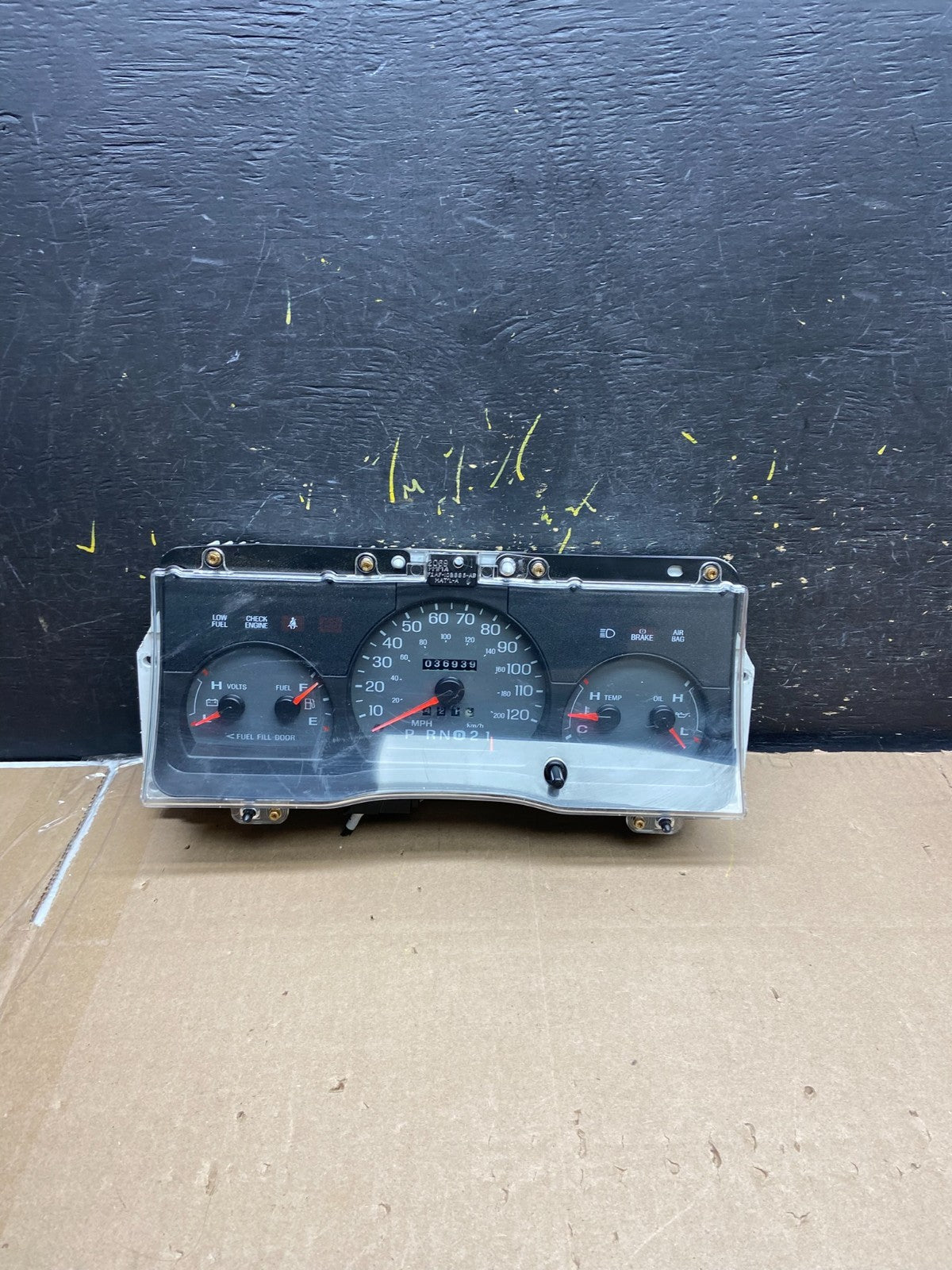 2003 to 2005 Ford Crown Victoria Speedometer Cluster Gauge ab1916 DG0
