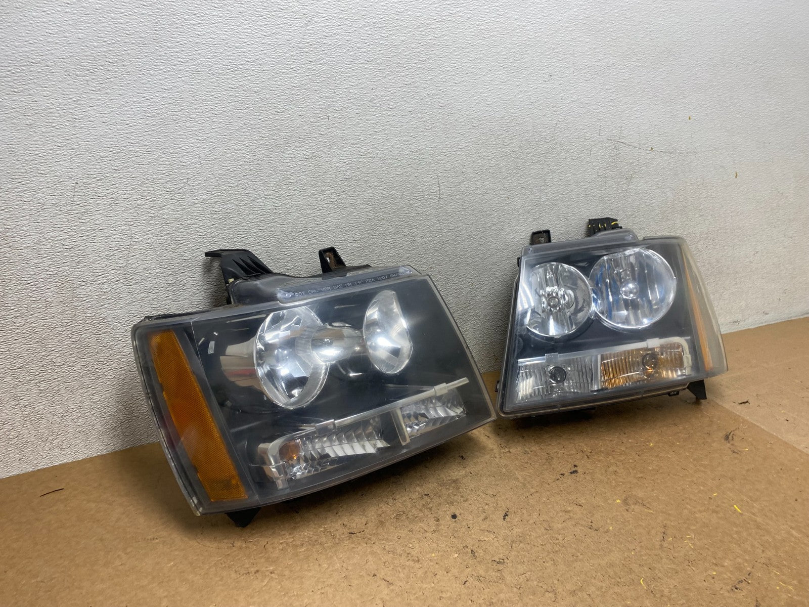 2007 to 2013 Chevrolet Suburban Tahoe Left+Right Set Headlights DEPO T0677 DW2