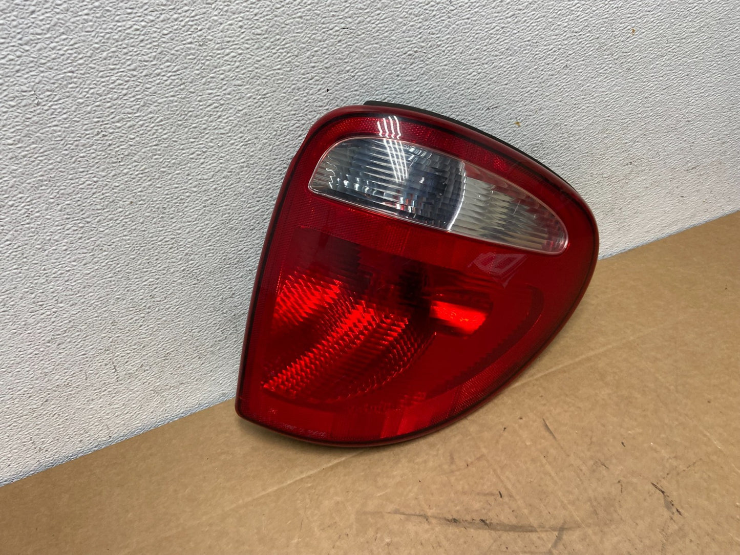 2004 - 2007 Dodge Grand Caravan Right Passenger Side Tail Light AD6054 DW2