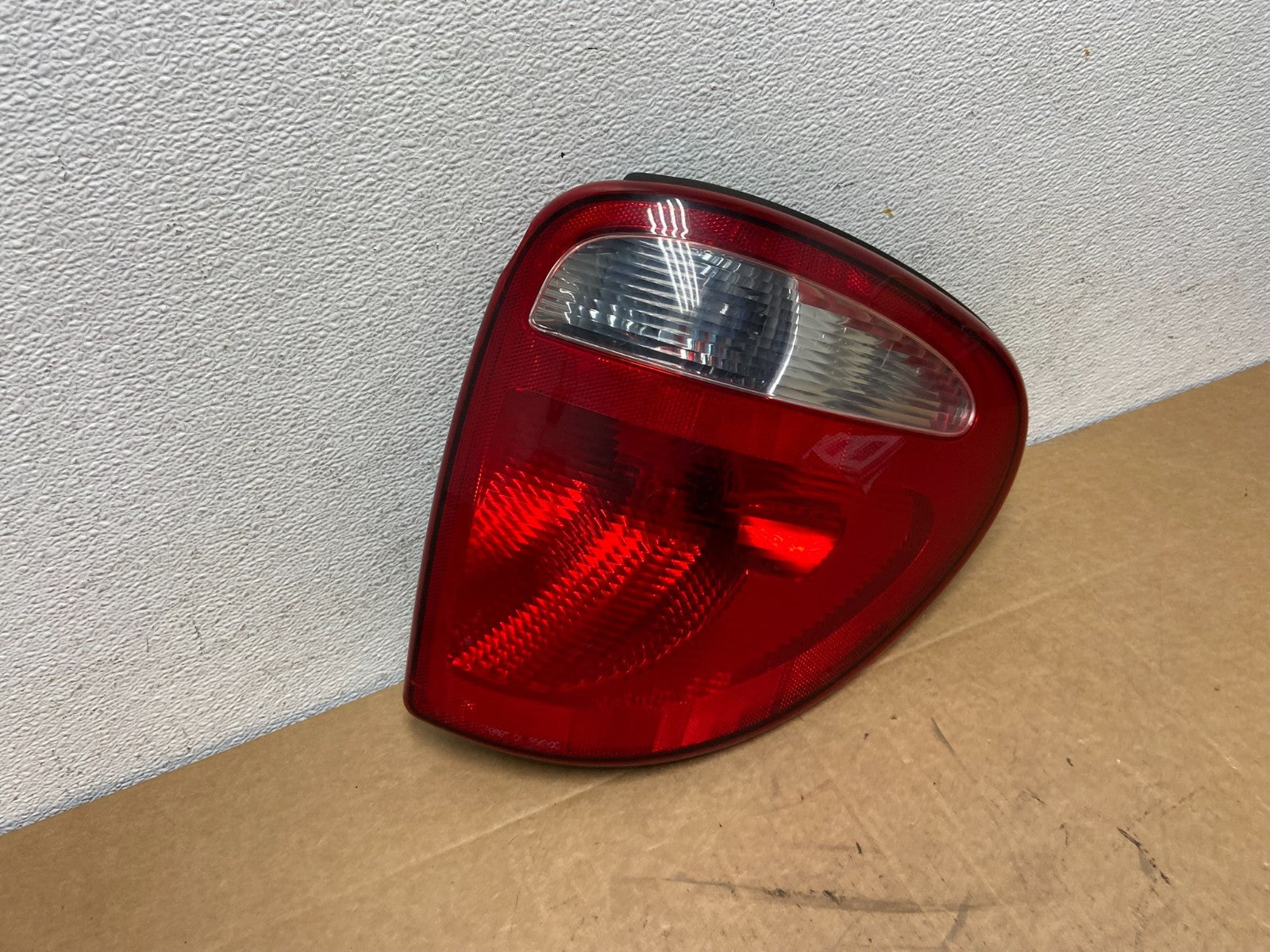 2004 - 2007 Dodge Grand Caravan Right Passenger Side Tail Light AD6054 DW2