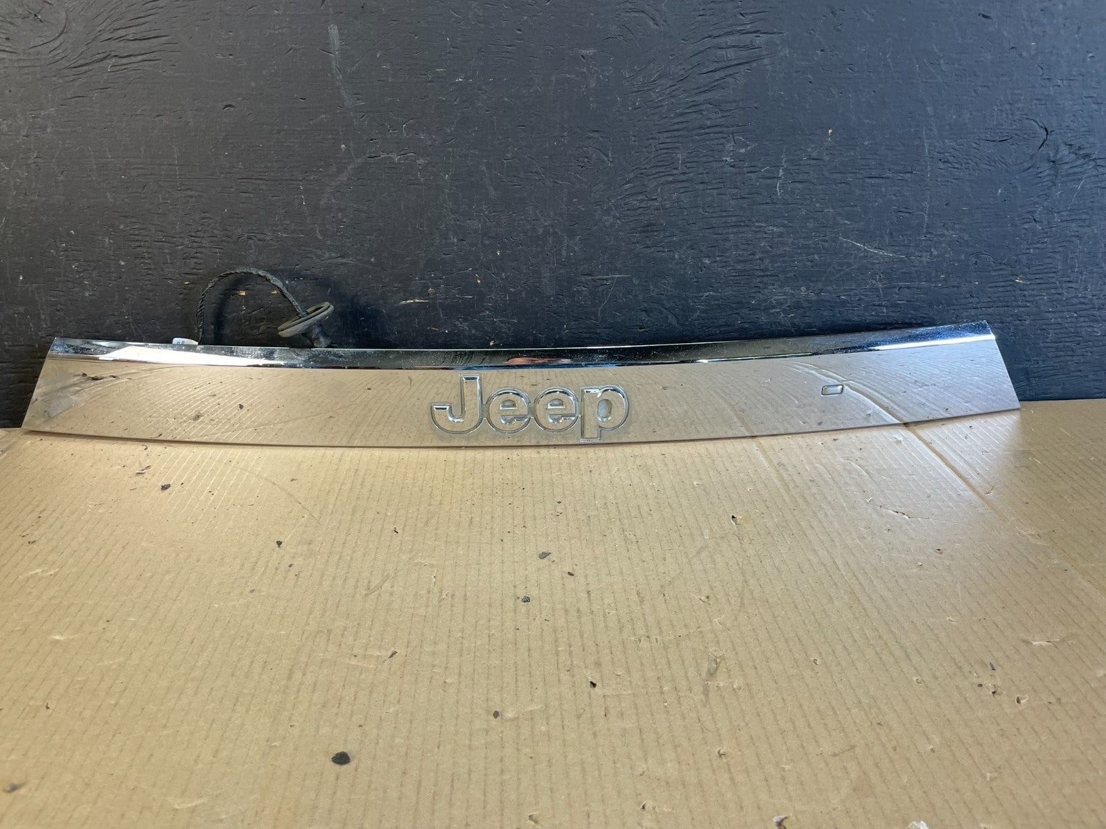 2011-2013 Jeep Grand Cherokee Liftgate Garnish Molding Trim W/O Camera AE3639 DG0