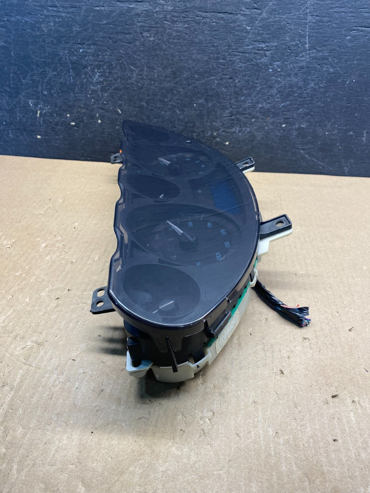 2008 to 2012 Buick Enclave Instrument Gauge Cluster Speedometer AG18752