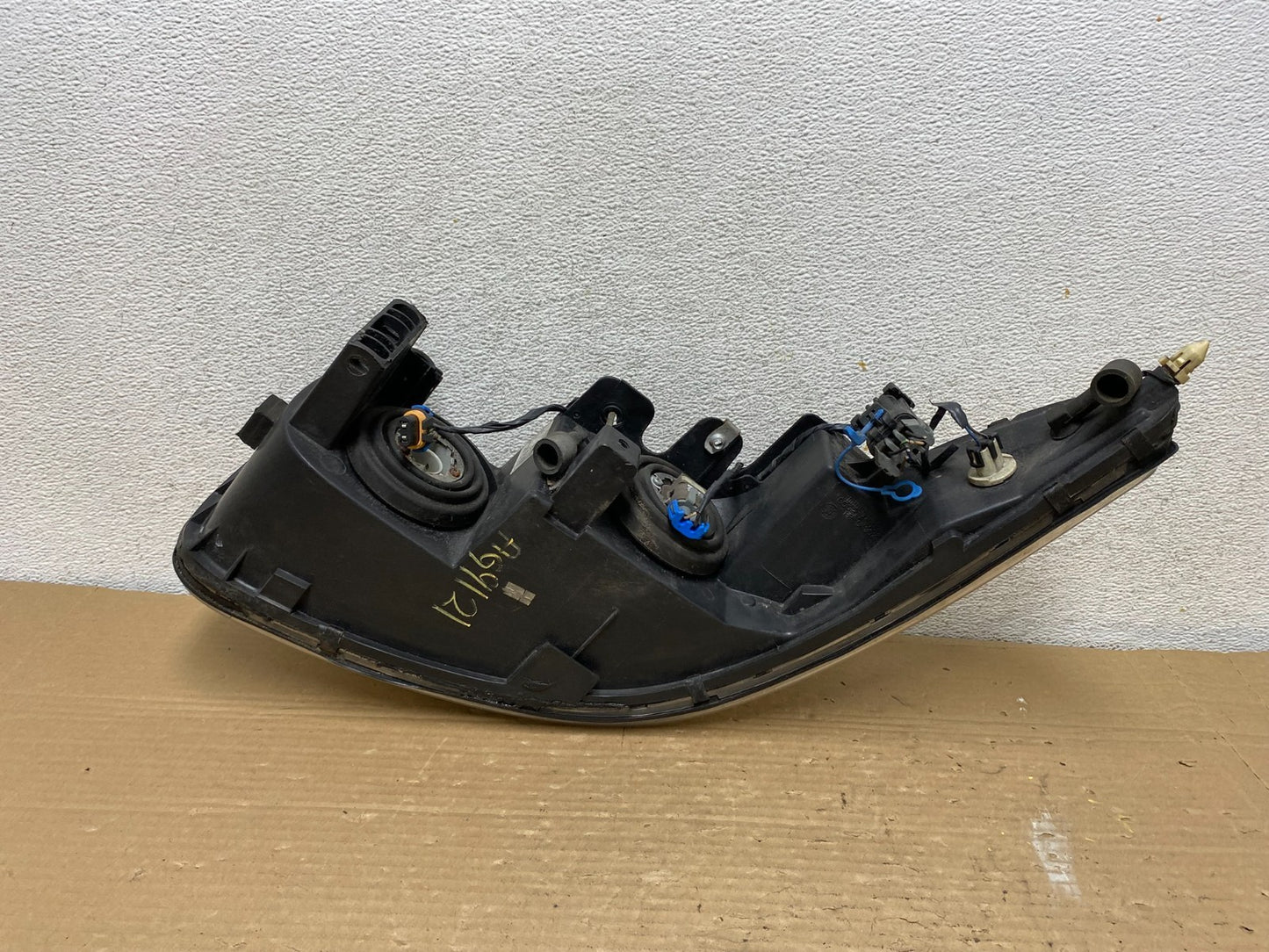 2000 to 2005 Buick Lesabre Headlight Right Passenger Side Halogen AG9121 DW8