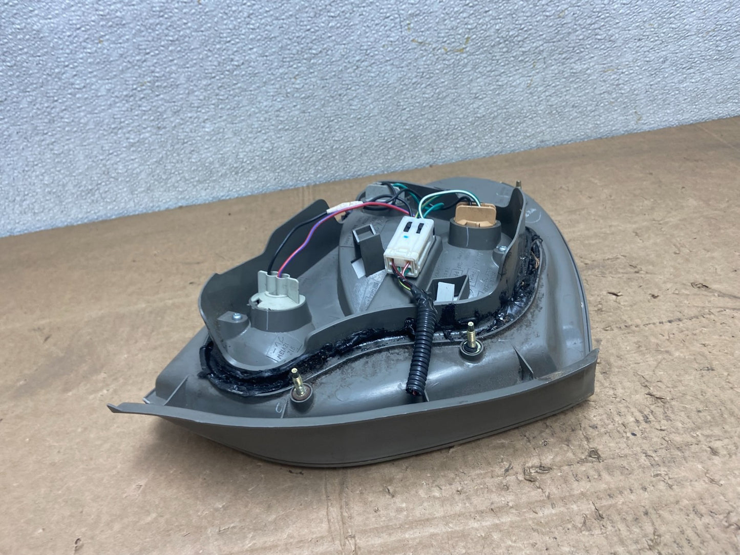 2002 2003 Nissan Maxima Right Passenger RH Side Tail Light Y6836 DW7