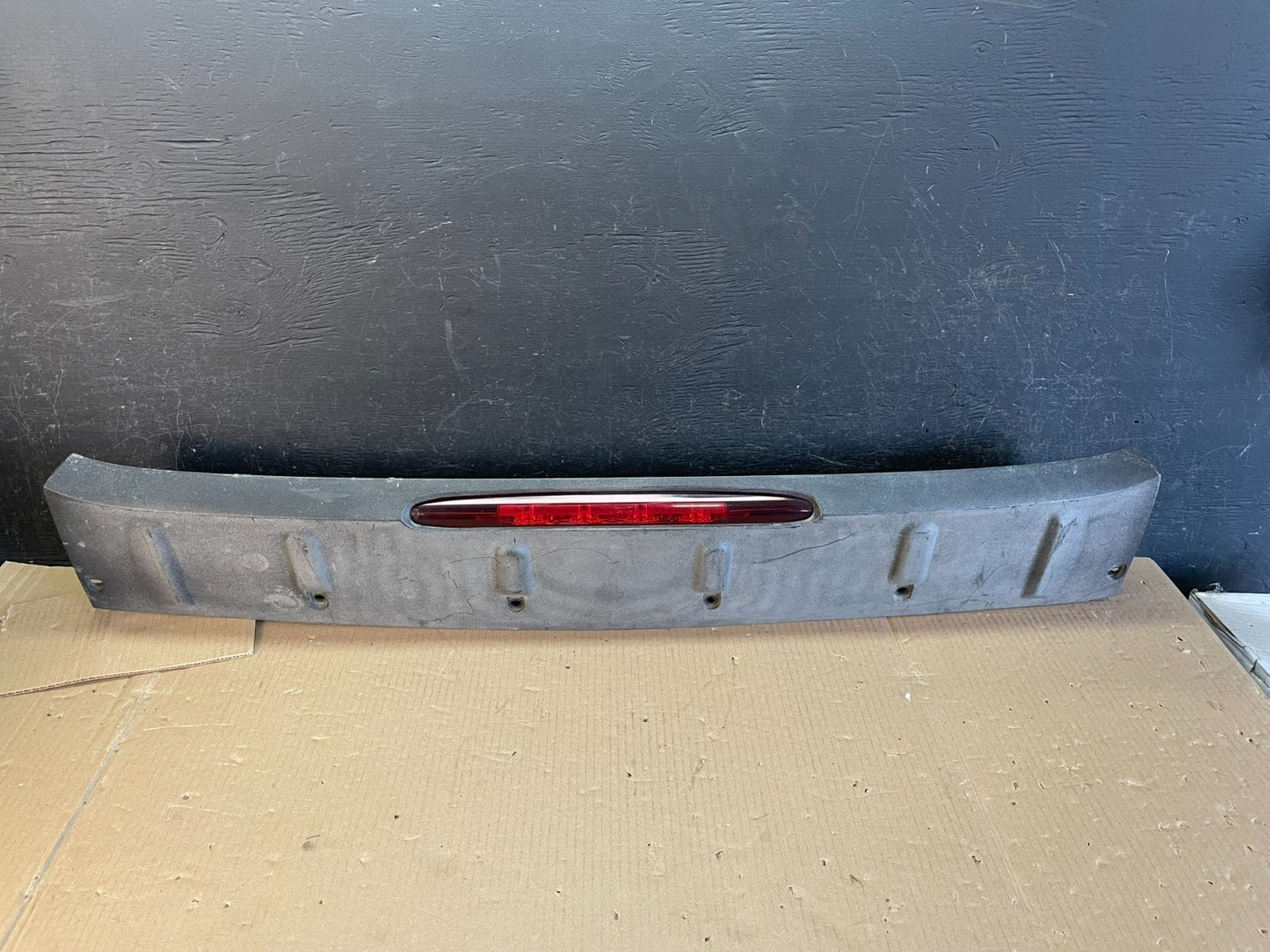 2002 to 2006 Chevrolet Avalanche 1500 Cente Spoilerr 3rd Brake Light AE3623 DG0
