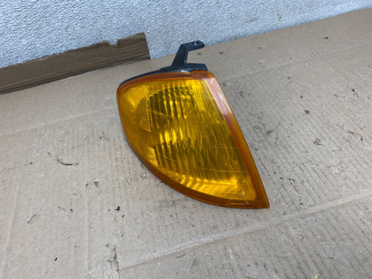 1999 to 2000 Mazda Protege Front Right Passenger Turn Signal Oem U6716 DG1