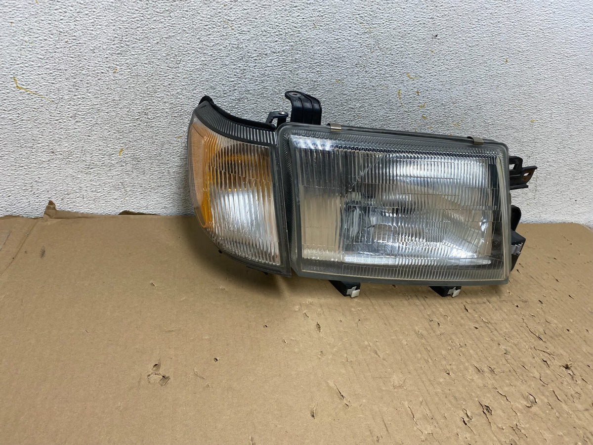 1999 - 2000 Subaru Forester Right Passenger Side Headlight Halogen AH2831 DW0