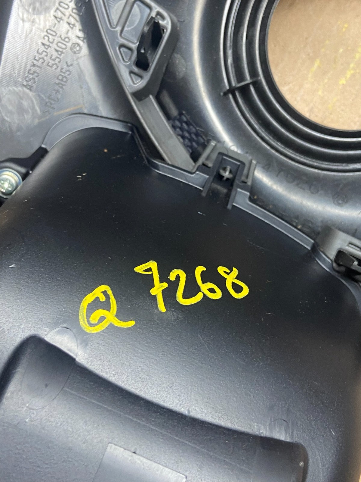 2010 to 2015 Toyota Prius Center Console Cup Holder Trim Bezel Q7268 DG8