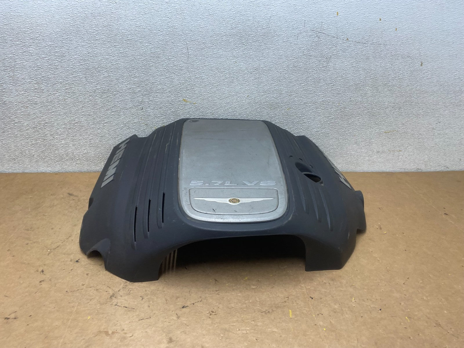 2005 to 2010 Chrysler 300 5.7L V8 Hemi Engine Motor Cover OEM X5597 DG0