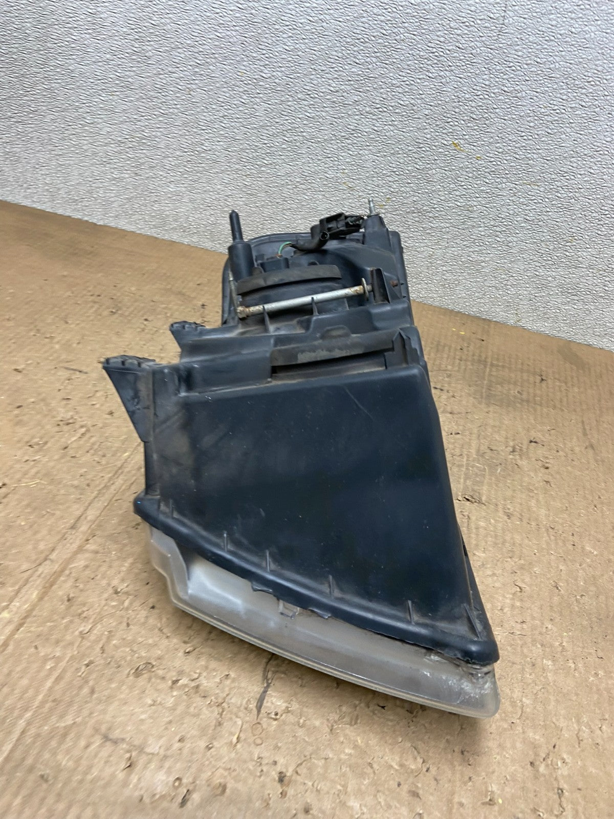 2003 - 2006 Ford Expedition Right Passenger Side Headlight Halogen Oem AA8410 DW8