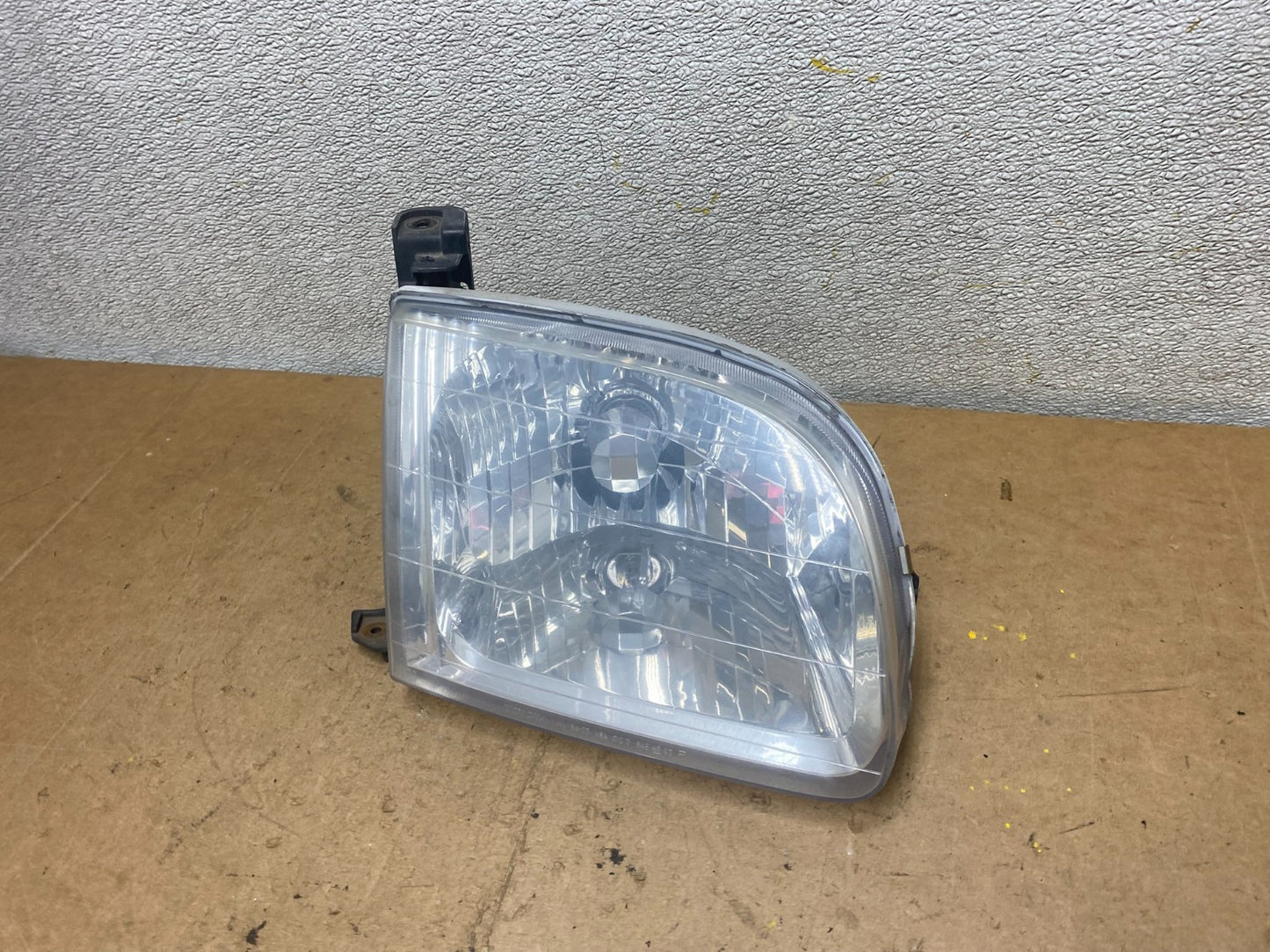 2001-2004 Toyota Sequoia Right Passenger RH Side Headlight Halogen OEM X7273 DW1