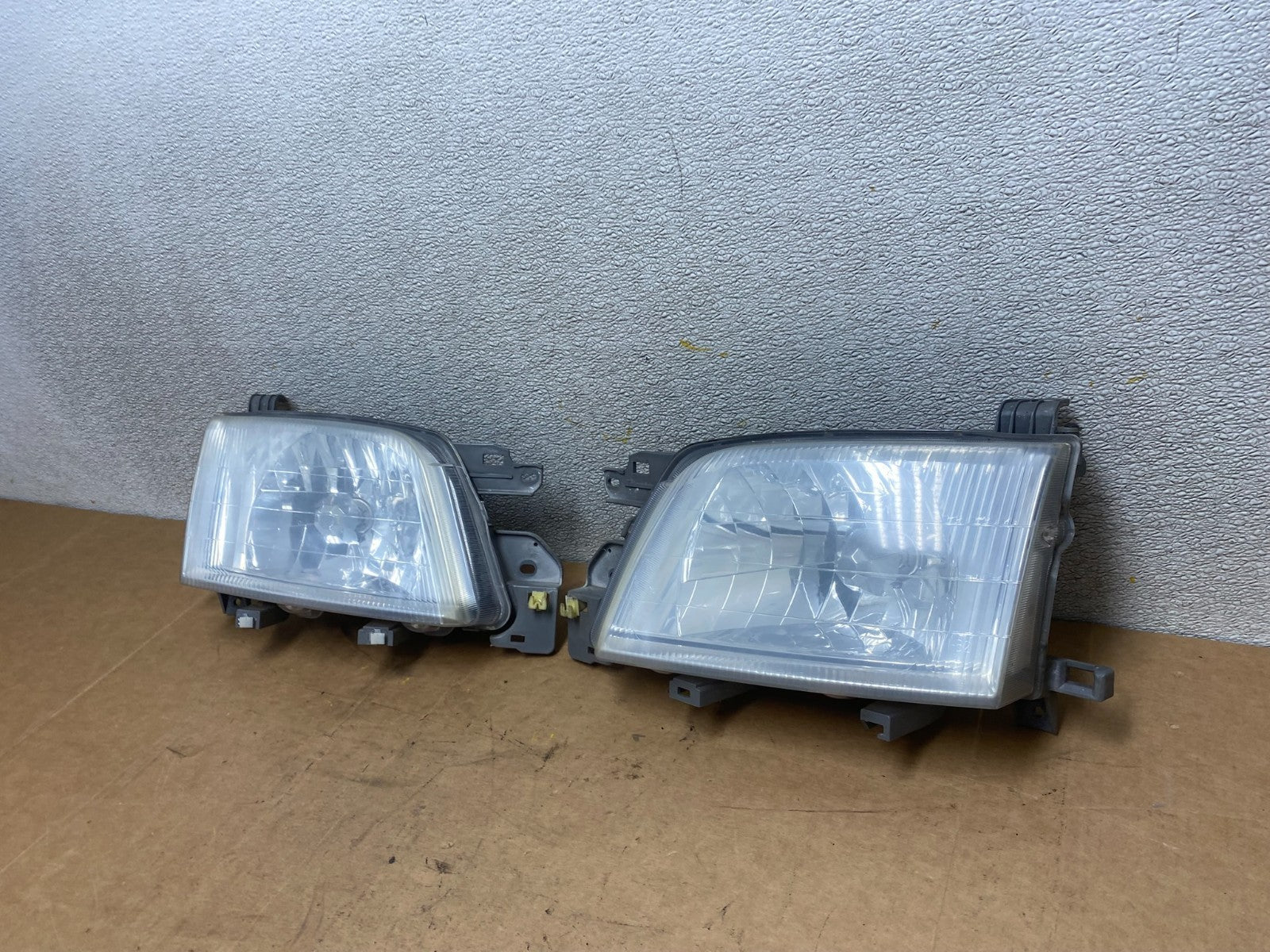 2001 to 2002 Subaru Forester Left+Right Halogen Headlights X3942 DW1