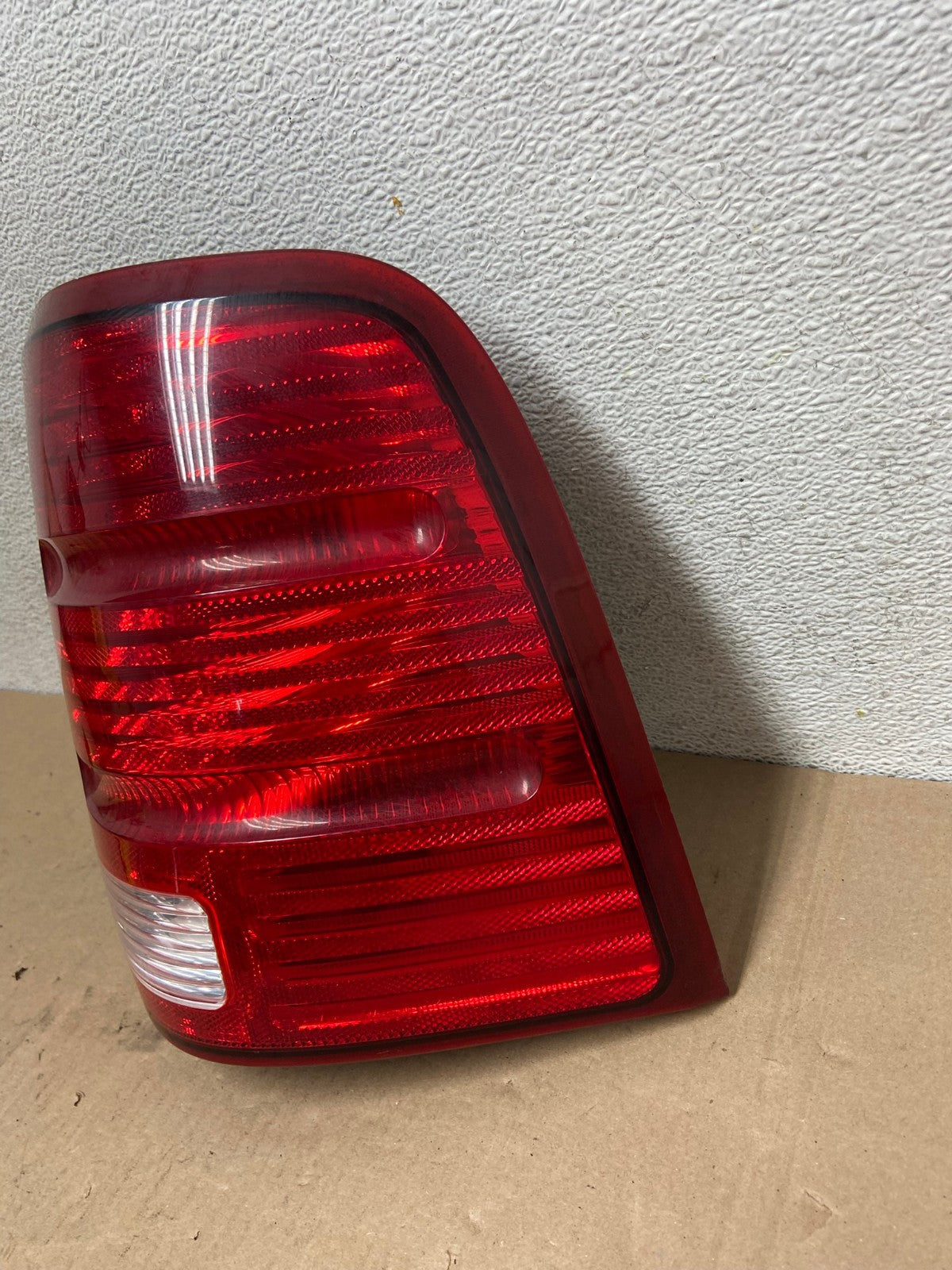 2002 to 2005 Ford Explorer Right Passenger Rh Side Tail light AG4728 LK1