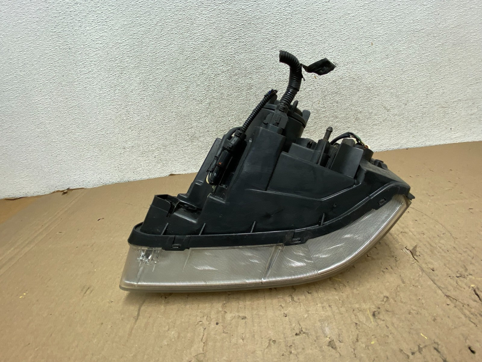 2003-2004 Kia Optima Right Passenger RH Side Headlight Halogen AG8076 DW6