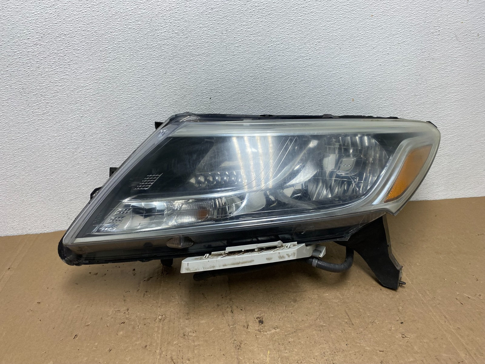 2013 - 2016 Nissan Pathfinder Left Driver LH Side Headlight Halogen AC60470