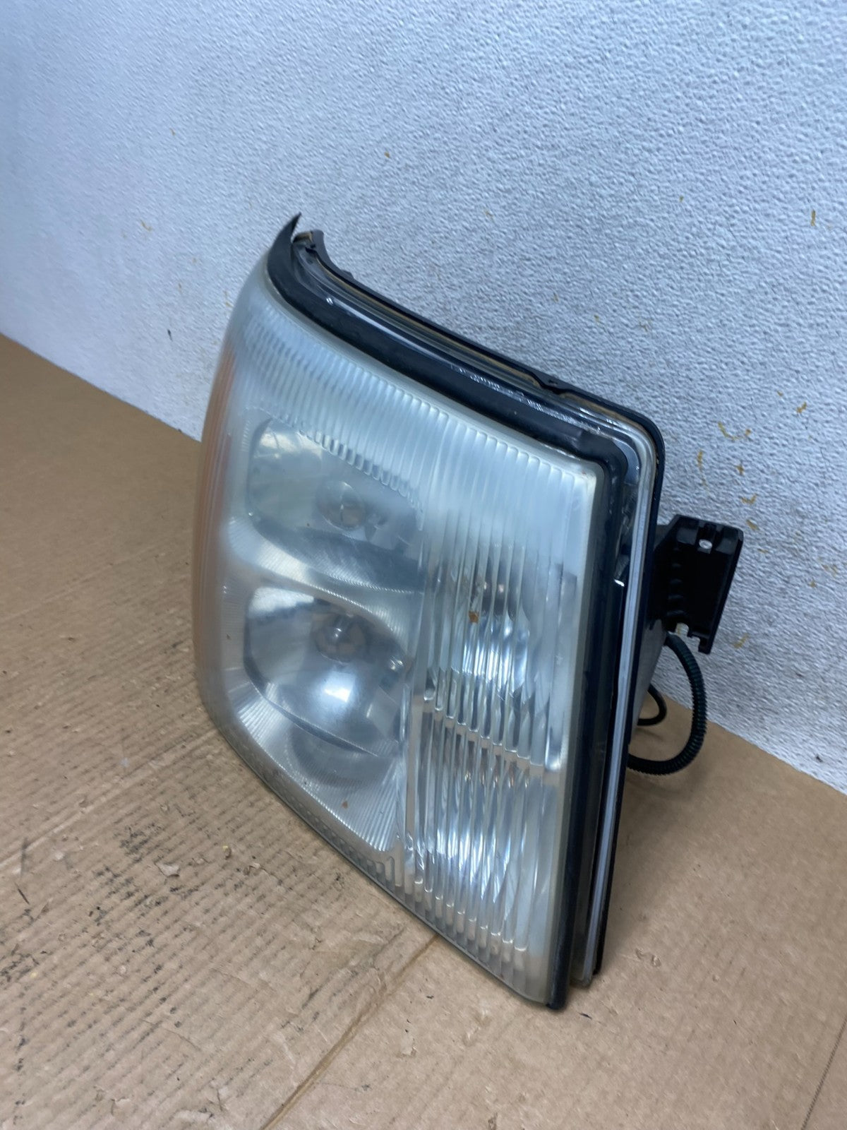2002-2006 Cadillac Escalade Right Passenger Side Xenon Headlight AI6557 DW1