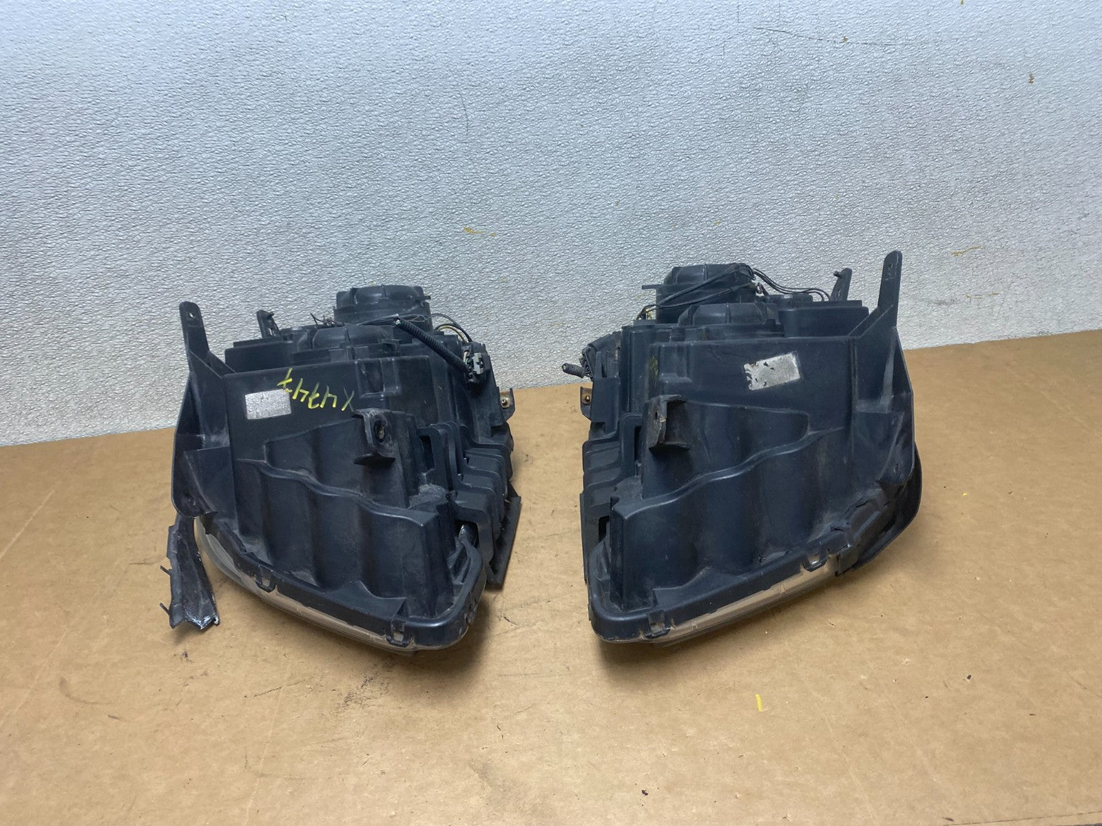 2010 to 2015 GMC Terrain Halogen Left+Right Side Headlights X4747 DW15