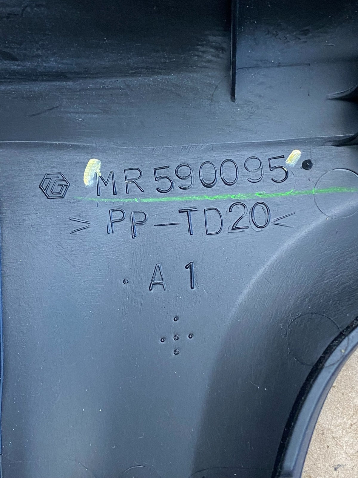 2003-2006 Mitsubishi Outlander Radio Climate Temperature Control Bezel AJ1561 DG4