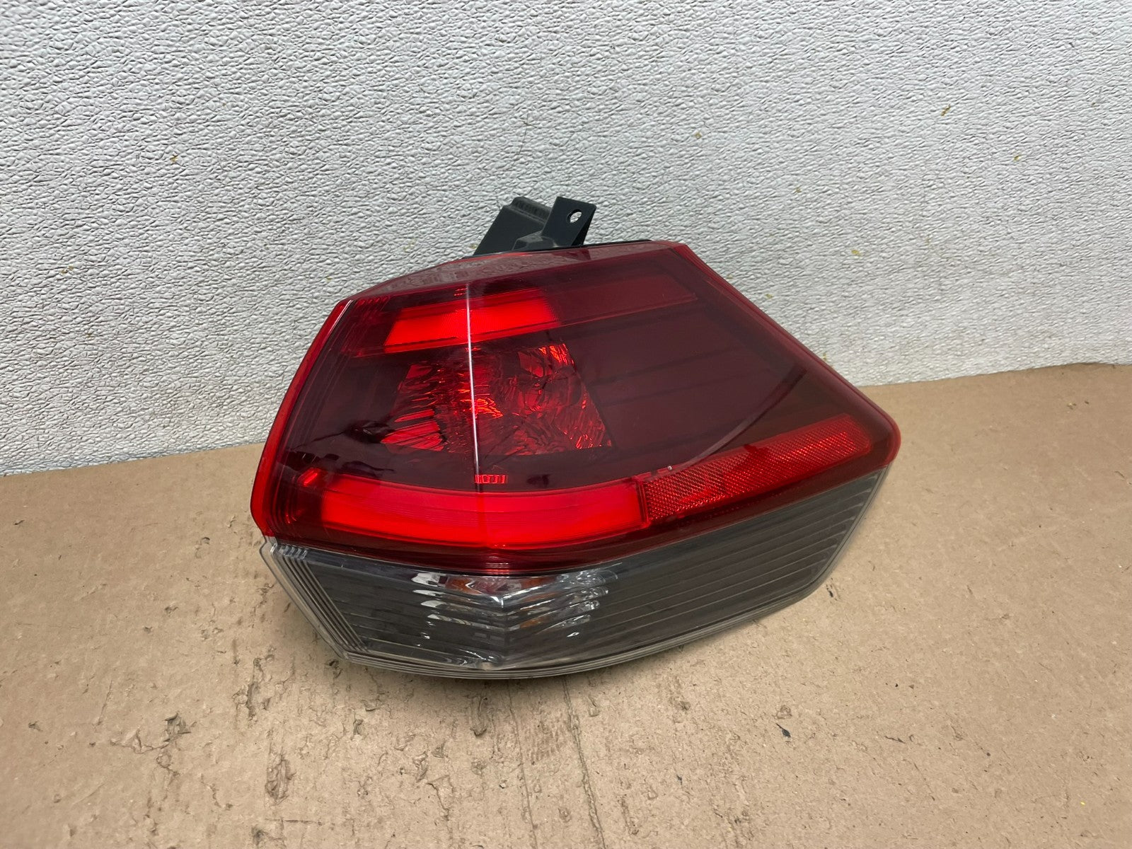 2008 to 2015 Nissan Rogue Right Passenger RH Side Tail Light OEM Q5184 DW0