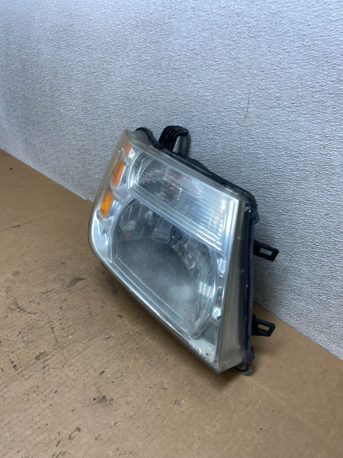 2008 to 2012 Nissan Pathfinder Halogen Headlight Right Passenger Z7652 DW1