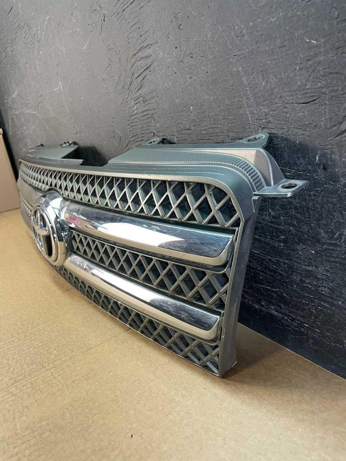 2006 to 2007 Toyota Highlander Front Upper Grille Grill With Emblem OE AF5201 DG1